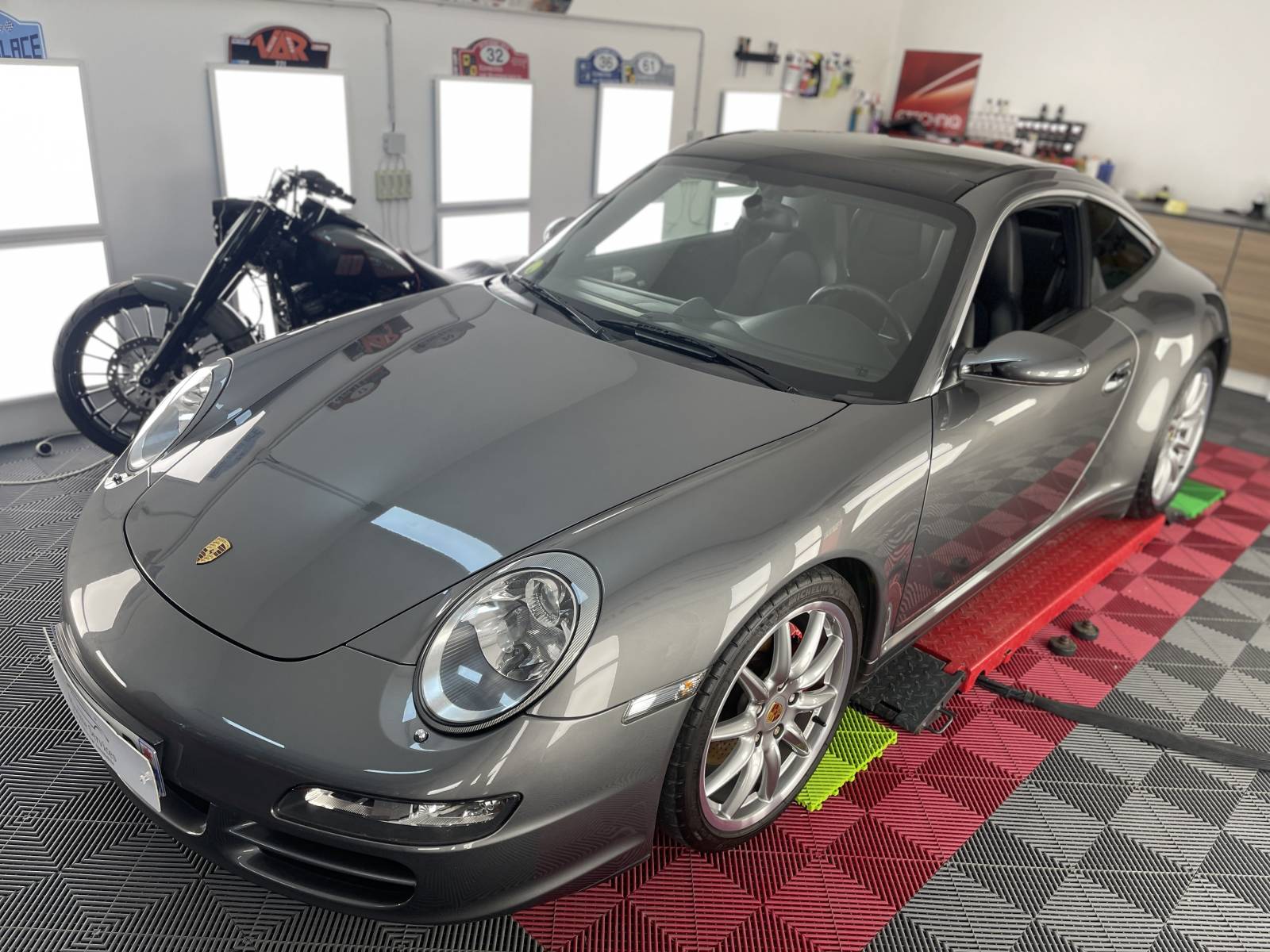Traitement céramique Gtechniq 9 ans – nettoyage des cuirs Colourlock – pare pierre PPF XPEL – Porsche 997 Targa – Gouvieux