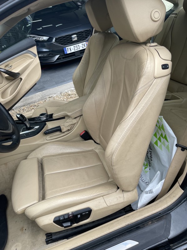 Entretien d'habitacle intérieur en cuir de voiture de collection dans un centre de detailing accrédité Colourlock à Lamorlaye